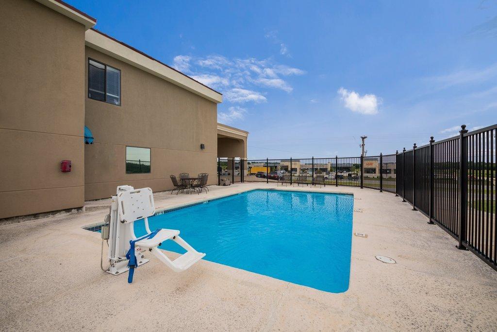 Red Roof Inn & Suites Austin East - Manor Exterior foto
