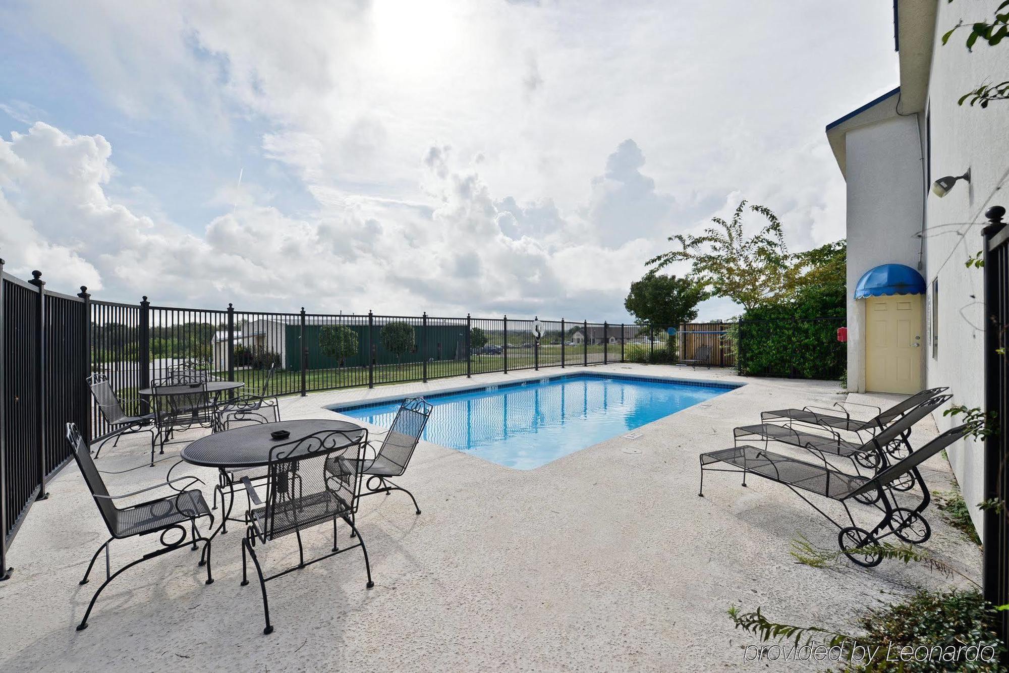 Red Roof Inn & Suites Austin East - Manor Einrichtungen foto
